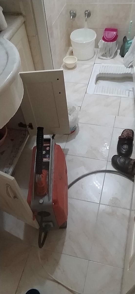 Banyo gider kokusu için tesisat gözlemi